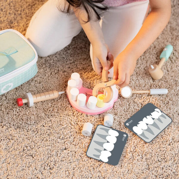 classic-world-conjunto-de-dentista-crianca-a-brincar VALIJA DE DENTISTA - LITTLE DENTIST SET