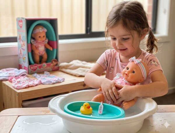 image_bac70135 MUNECA DE VINILO DE 26 CM CON BAÑERA Y PATITO - LOVE BABY